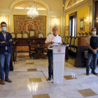 L'alcalde de Lleida, Miquel Pueyo, i els tinents d'alcalde Toni Postius i Sergi Talamonte, durant la compareixença per valorar l'anunci de confinar el Segrià.