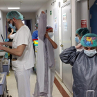 Professionals sanitaris amb equips de protecció individual a l'hospital Trueta.
