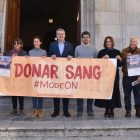 Imagen de la presentación del Maratón de Donantes de Sangre, este martes, delante del Ayuntamiento de Tarragona.