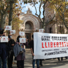 Varios manifestantes delante del TSJC mostrando una pancarta en apoyo|soporte a Dani Gallardo.