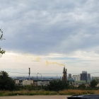 Imatge d'una xemeneia de l'empresa amb el fum groc detectat per alguns veïns.