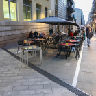 Els bars del carrer Lleida són els que poden resultar més perjudicats si redueixen les terrasses.