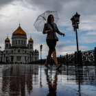 Una mujer camina por el centro de Moscú