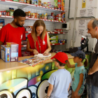 Una família compra petards en un punt de venda de pirotècnia a Mataró.