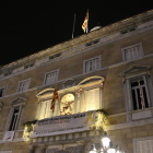 Fachada del Palau de la Generalitat con la pancarta que ha llevado a Torra en la inhabilitación y la bandera española descolgada.