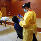 Un sanitari fent una prova PCR a un veí del barri de Balàfia de Lleida