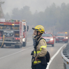 Un bomber observa l'incendi de Maials.