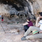 Investigadors del projecte Artsoundscapes perfilant el dispositiu tècnic a la Cova Fosca d'Ulldecona.