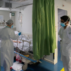 Professionals sanitaris atenen malalts de coronavirus a l'Hospital Clínic.