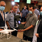 El conseller Miquel Buch, el director de los Mossos, Pere Ferrer, y el comisario jefe, Eduard Sallent, con un técnico que enseña un inhibidor de drones.