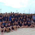 Foto de grup del Sr. Ramos amb la Secretaria de la Junta del Club i tots els nedadors participants.