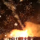 L'explosió del coat dins la foguera va provocar que sortissin les espurnes disparades cap al públic.
