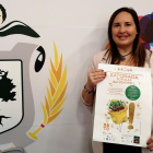 La regidora de Fires i Mercats, Maria Luz Ramírez, amb el cartell de la Xatonada Popular 2020.