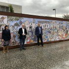 El mural en el momento de estar descubierto por parte del alcalde, Roc Muñoz.