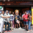 Plano general de los propietarios, trabajadores y miembros de la familia Margarit celebrando el premio de la Grossa de Sant Joan.