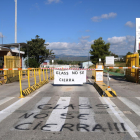 L'entrada a la fàbrica Saint-Gobain a l'Arboç amb pintades reivindicatives a terra per denunciar el tancament d'una de les seves divisions