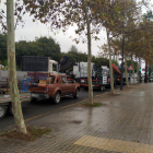 Plano general de la cola de camiones y vehículos de apicultores protestando por las calles de Valencia