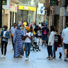 Gente caminando por el Eje Comercial de Lleida.
