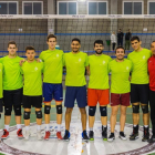 Part del primer equip del Club Voleibol Sant Pere i Sant Pau que lluitarà per portar el trofeu cap a la ciutat.