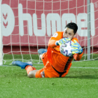 Bernabé Barragán parando la esférica en el partido de Copa contra el Olot disputado en el Nou Estadi.