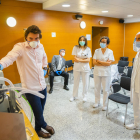Joan Balcells explica als professionals sanitaris el funcionament dels respiradors manuals.