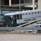 L'autocar que transporta Junqueras, Romeva, Sànchez, Cuixart, Forn, Rull i Turull surt de Soto del Real amb destinació al centre de Valdemoro aquest 24 de juny.
