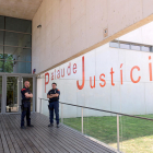 Agents dels Mossos d'Esquadra custodiant l'entrada al Palau de Justícia de Girona.