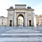 Vista general de la Porta Garibaldi de Milà buida de gent