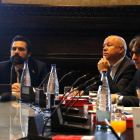 El presidente del Parlament, Roger Torrent, y Joan García y David Pérez durante la Mesa en la reunión del 25 de junio del 2019.