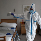 Un operari desinfecta una residència de Madrid amb ozó.
