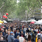 Imagen de archivo de la Rambla de Barcelona durante un Sant Jordi.