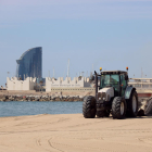 Un tractor en la reanudación del servicio de limpieza de las playas en Barcelona.