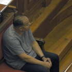 Pla mitjà de l'acusat assegut al banc de la sala de jurat popular de l'Audiència de Barcelona.