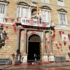 Imatge de la façana de la Generalitat amb pintura vermella