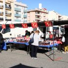 Pla obert de compradores en una parada del mercat de Bonavista en el segon cap de setmana de confinament municipal