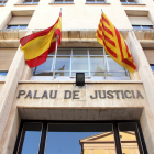 Pla contrapicat de la façana d'entrada a l'Audiència de Tarragona.