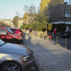 Vehículos de padres estacionados impidiendo el paso de los coches de los vecinos.