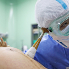 Imatge d'arxiu d'un metge intentnt escoltar el batec del cor d'un nadó.
