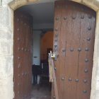 La puerta de la ermita de Sant Miquel, reventón.