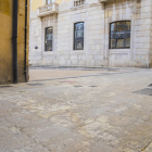 Aspecto que ofrece el pavimento de la calle Sant Domènec a la altura de la plaza de la Fuente.