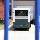 L'autocar amb els presos independentistes, entrant a la presó de Zuera, a Saragossa.