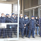 Oficials de presons vigilant una dels accessos al centre penitenciari de Modena