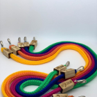 Los cordones COMA se comercializan en varios colores para que cada uno pueda identificar rápidamente el suyo.