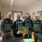 Agentes Rurales con una imagen del águila 'cuabarrada'.