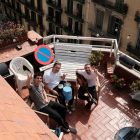 El grupo Stay Homas saludando mientras tocan en la terraza del piso que comparten en el Eixample de Barcelona.