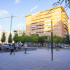 Imagen de una de las calles de la zona de Torres Jordi donde no se encienden las farolas cuando cae la noche, creando inseguridad entre los vecinos.