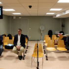 Plano general de los tres acusados sentados en la sala de vistas del juzgado de lo penal 2 de Tarragona: Daniel Masagué (derecha), Pere Font (centro) y Gerard Montserrat (izquierda).