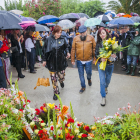 Ofrena floral de l'any passat, amb força presència de persones tot i la pluja.