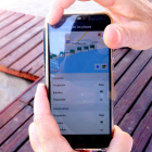 Detalle de un teléfono móvil con el app sobre información de las playas del Vendrell.