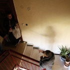 Vecinos conversando, indignados, por las graves grietas que sufren en la escalera de un bloque de pisos en el barrio Centcelles de Constantí.